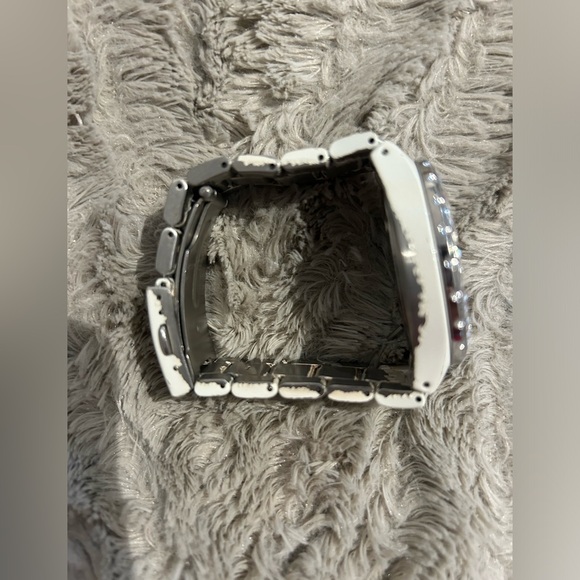 Guess white watch with scratches in sphere and wristband with extra links - Picture 2 of 3